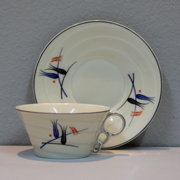 Realizada en porcelana decorada y diseñada al gusto del estilo Art Deco.
Juego completo de 12 tazas. Cafetera, lechera, azucarero y 12 tazas con sus platos.
Checoslovaquia.